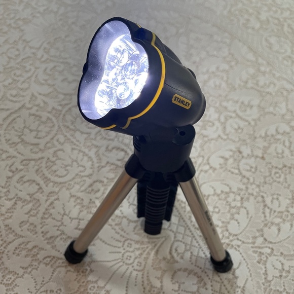 STANLEY MAXLIFE 369 Tripod LED Flashlight - Picture 6 of 8